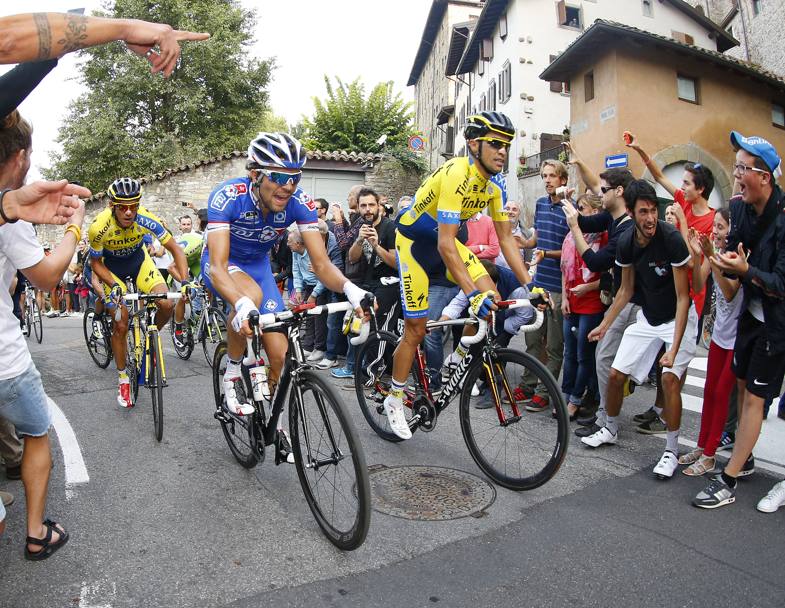 Alberto Contador  rimasto coinvolto in una caduta a 300 metri dal traguardo. Bettini